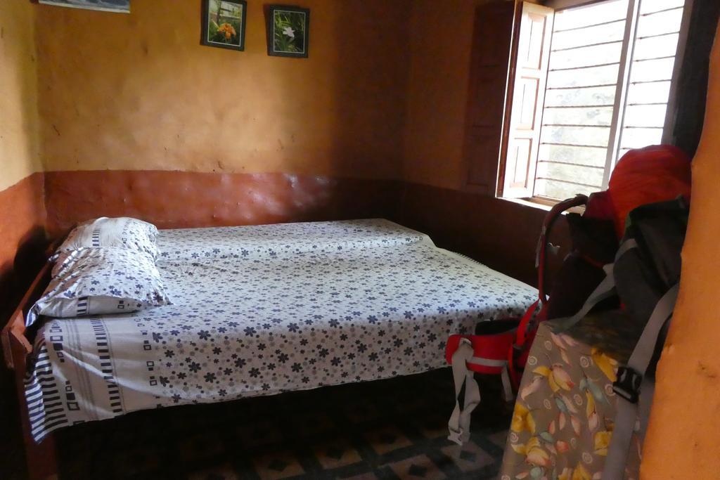 לינה וארוחת בוקר פוקהרה Dinesh House מראה חיצוני תמונה