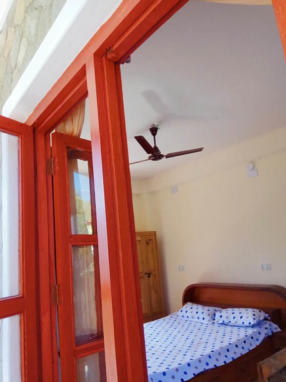לינה וארוחת בוקר פוקהרה Dinesh House מראה חיצוני תמונה